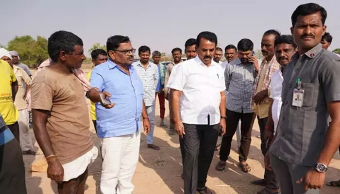 రైతులకు రసీదులు వెంటనే ఇవ్వండి.. అధికారులకు మంత్రి జూపల్లి సూచన రైతులకు రసీదులు వెంటనే ఇవ్వండి.. అధికారులకు మంత్రి జూపల్లి సూచన