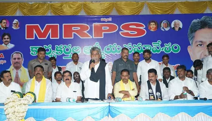 AP Politics: దగ్గుపాటి ప్రసాద్ ను గెలిపించండి.. మందకృష్ణ మాదిగ పిలుపు AP Politics: దగ్గుపాటి ప్రసాద్ ను గెలిపించండి.. మందకృష్ణ మాదిగ పిలుపు