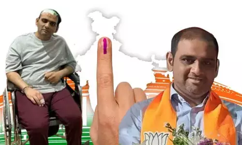 Lok Sabha Elections 2024: వీల్ ఛైర్‌లో వచ్చి ఓటు వేసిన సీఎం కుమారుడు..