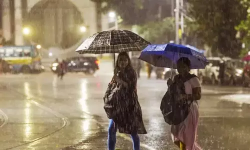 Heavy Rain: విజయవాడలో కుండపోత వర్షం.. రోడ్లపై కూలిన హోర్డింగ్స్, చెట్లు