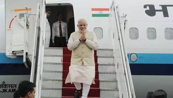 PM Narendra Modi: రాజ్ భవన్ నుండి వేములవాడకు పయనమైన ప్రధాని.. షెడ్యూల్ ఇదే..
