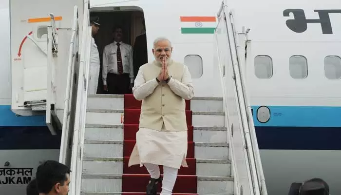 PM Narendra Modi: రాజ్ భవన్ నుండి వేములవాడకు పయనమైన ప్రధాని.. షెడ్యూల్ ఇదే.. PM Narendra Modi: రాజ్ భవన్ నుండి వేములవాడకు పయనమైన ప్రధాని.. షెడ్యూల్ ఇదే..