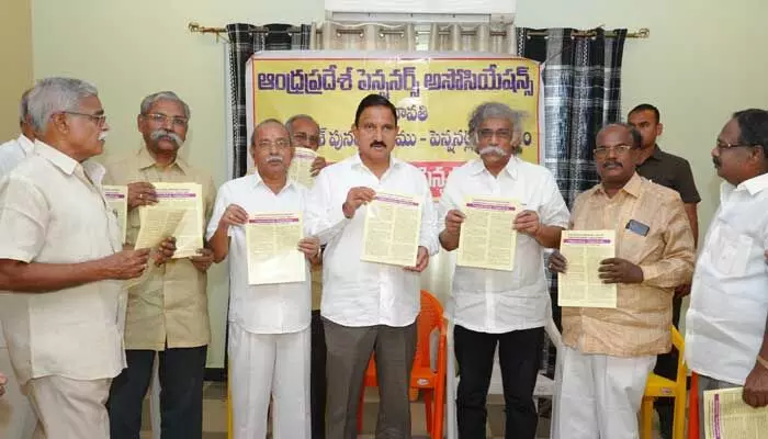 AP Politics: సుజనాను గెలిపించండి.. ఎన్డీఏకు మద్దతు ప్రకటించిన ఏపీ పెన్షనర్ల సంఘం AP Politics: సుజనాను గెలిపించండి.. ఎన్డీఏకు మద్దతు ప్రకటించిన ఏపీ పెన్షనర్ల సంఘం