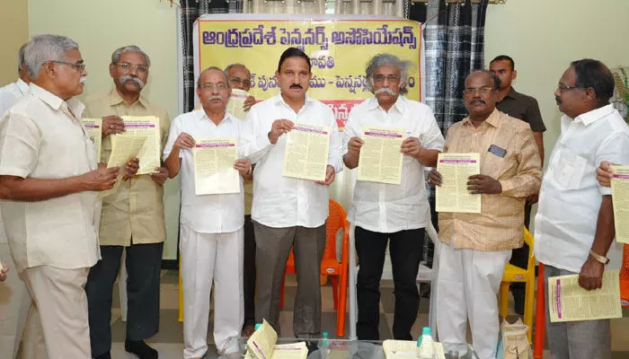 ఎన్డీఏకు మద్దతు ప్రకటించిన ఏపీ పెన్షనర్ల సంఘం.. సుజనా చౌదరిని గెలిపించాలని రిక్వెస్ట్..! ఎన్డీఏకు మద్దతు ప్రకటించిన ఏపీ పెన్షనర్ల సంఘం.. సుజనా చౌదరిని గెలిపించాలని రిక్వెస్ట్..!