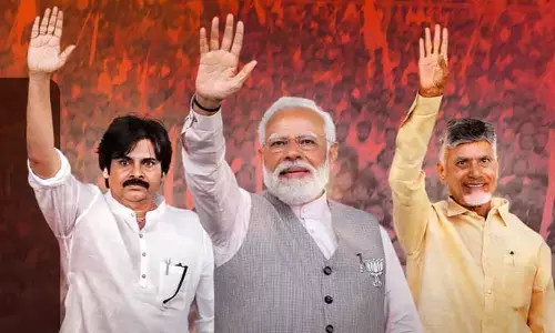 ప్రధాని మోడీ రోడ్ షోకు ఇసుకేస్తే రాలనంత జనం (వీడియో)