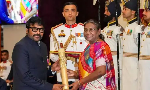 పద్మవిభూషణ్ అందుకున్న వైజయంతిమాల, చిరంజీవి