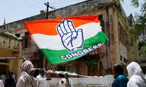 హర్యానాలో మెజారిటీని కోల్పోయిన బీజేపీ.. గవర్నర్‌ను కలవనున్న కాంగ్రెస్