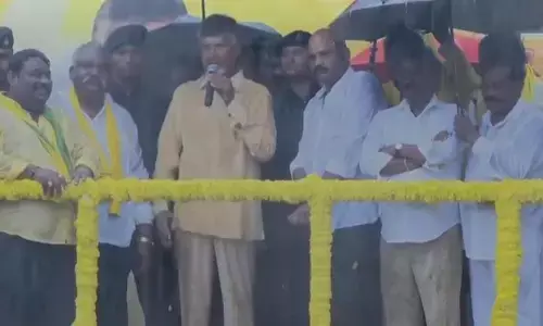 AP News:జోరు వర్షంలో చంద్రబాబు ప్రసంగం..!