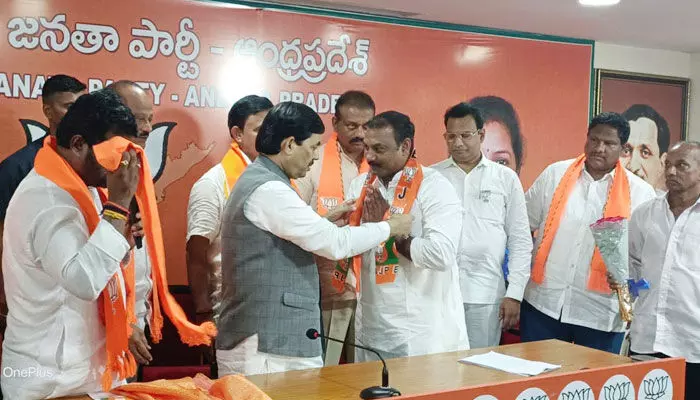 వైసీపీకి షాక్.. బీజేపీలో చేరిన వరకృష్ణ వైసీపీకి షాక్.. బీజేపీలో చేరిన వరకృష్ణ