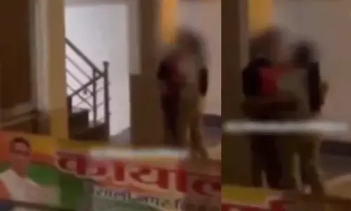 Romantic protest: ఇలా కూడా నిరసన చేస్తారా? ఎమ్మెల్యే ఆఫీస్‌పై జంట రొమాన్స్..