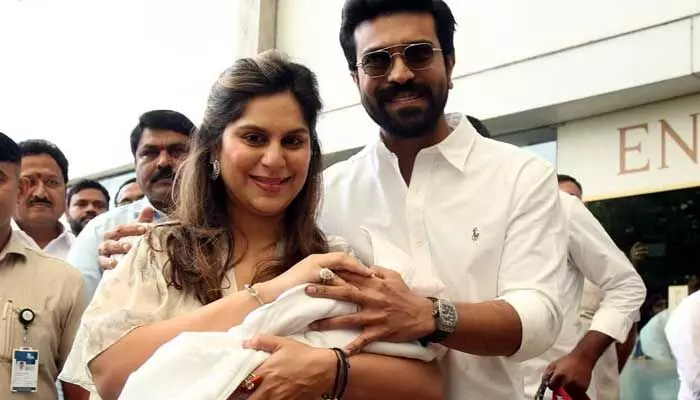 మదర్స్ డే స్పెషల్.. ఫస్ట్ ఎక్స్పీరియన్స్ అంటూ క్లిన్ కారాను పూర్తిగా రివీల్ చేసిన ఉపాసన.. పాప ఎవరిలా ఉందంటే (పోస్ట్) మదర్స్ డే స్పెషల్.. ఫస్ట్ ఎక్స్పీరియన్స్ అంటూ క్లిన్ కారాను పూర్తిగా రివీల్ చేసిన ఉపాసన.. పాప ఎవరిలా ఉందంటే (పోస్ట్)