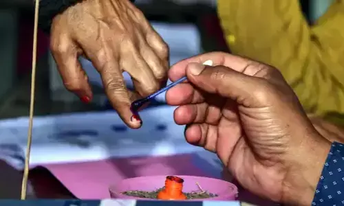 పోలింగ్ రోజున వాడే సిరాపై తప్పుడు ప్రచారం.. స్ట్రాంగ్ వార్నింగ్ ఇచ్చిన ఈసీ