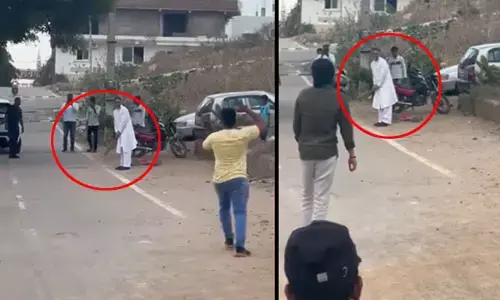 Asaduddin Owaisi: మరికొద్ది గంటల్లోనే పోలింగ్ .. గల్లీలో కూల్‌గా క్రికెట్ ఆడుతున్న అసదుద్దీన్ (వీడియో వైరల్)