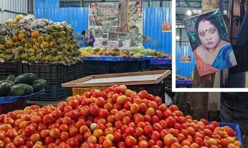 ఇది అదే.. అది ఇది కాదు.. కూరగాయల షాపు దగ్గర దిష్టిబొమ్మలా మహిళ ఫొటో.. నెట్టింట వైరల్