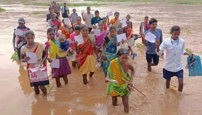 AP Elections 2024: ఏపీలో కొనసాగుతున్న ఓటింగ్.. నదిలో పాట్లు AP Elections 2024: ఏపీలో కొనసాగుతున్న ఓటింగ్.. నదిలో పాట్లు