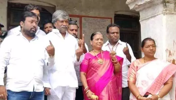 Telangana MP Elections 2024: 15 ఏళ్ల తరువాత ఓటేసుకున్న ఎంపీ అభ్యర్థి.. Telangana MP Elections 2024: 15 ఏళ్ల తరువాత ఓటేసుకున్న ఎంపీ అభ్యర్థి..