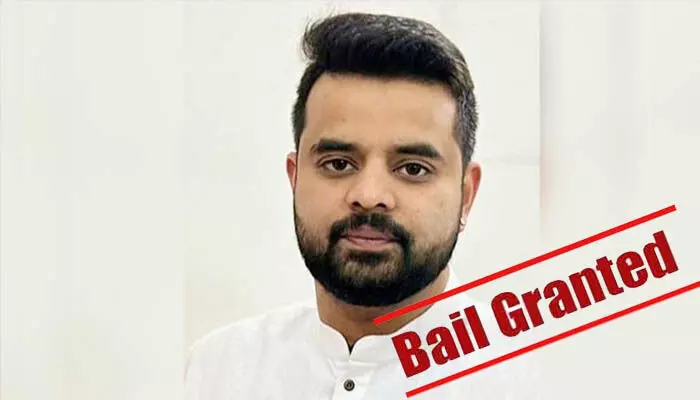 BREAKING: లైంగిక వేధింపుల కేసులో మరో కీలక పరిణామం.. ప్రజ్వల్ రేవణ్ణకు బెయిల్ మంజూరు BREAKING: లైంగిక వేధింపుల కేసులో మరో కీలక పరిణామం.. ప్రజ్వల్ రేవణ్ణకు బెయిల్ మంజూరు