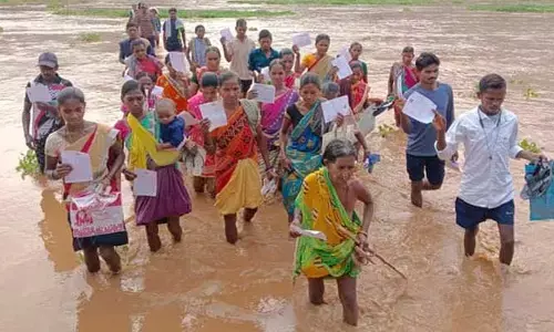 AP Elections 2024: ఏపీలో కొనసాగుతున్న ఓటింగ్.. నదిలో పాట్లు