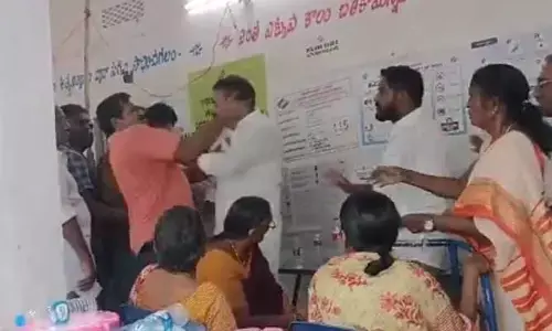 Smashing YCP Candidates Cheek: వైసీపీ అభ్యర్థి చెంప పగలకొట్టిన ఓటరు.. వీడియో వైరల్