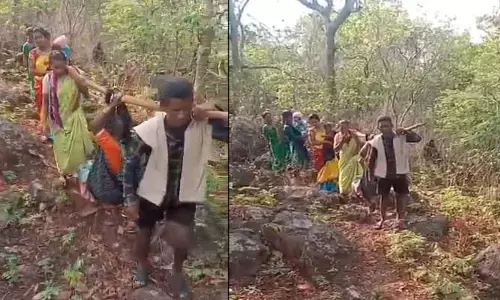 ప్రజాస్వామ్య స్ఫూర్తి అంటే ఇదే.. అటవీ ప్రాంతంలో రోడ్డు సౌకర్యం లేకున్నా..