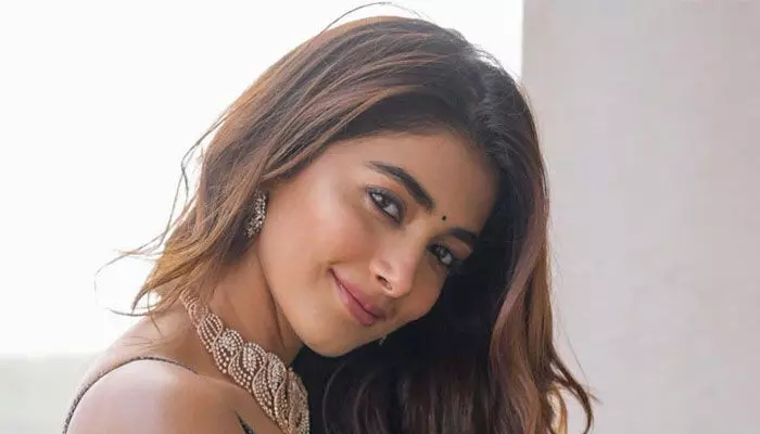 ఆఫర్లు లేక తల్లిపాత్రకు ఓకే చెప్పిన ప్రభాస్ హీరోయిన్.. రెమ్యునరేషన్ కోసం కెరీర్ను రిస్క్లో పెట్టిన బ్యూటీ ఆఫర్లు లేక తల్లిపాత్రకు ఓకే చెప్పిన ప్రభాస్ హీరోయిన్.. రెమ్యునరేషన్ కోసం కెరీర్ను రిస్క్లో పెట్టిన బ్యూటీ