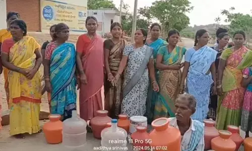 Water Problem: వారం రోజులుగా నీళ్లు లేవు.. ఖాళీ బిందెలతో గ్రామస్తుల ఆందోళన
