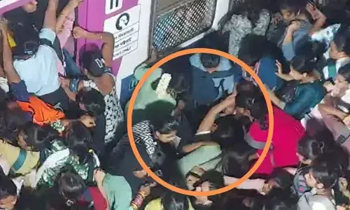 లోకల్ ట్రైన్‌లో మహిళల అవస్థలు.. థానే రైల్వే స్టేషన్ లో తొక్కిసలాట! (వీడియో)
