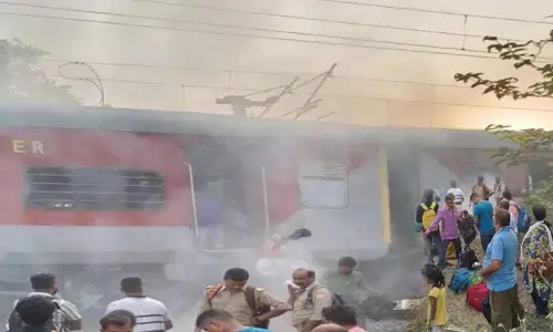 Kumbh express: కుంభ ఎక్స్‌ప్రెస్‌లో పొగలు.. భయాందోళనతో ప్రయాణికుల పరుగులు (వీడియో)
