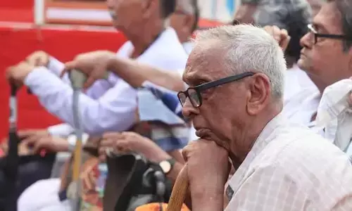 పండుటాకుల ప్రదక్షిణలు.. పెన్షన్ల కోసం సర్కిల్ ఆఫీసుల ఎదుట పడిగాపులు