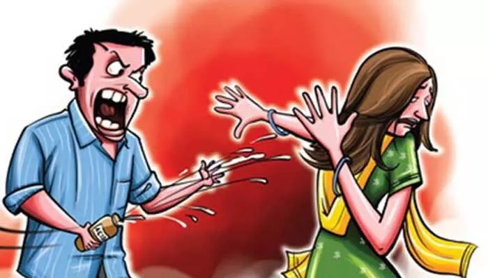 HYD: యూనివర్సిటీలో దారుణం.. విద్యార్థినిపై యాసిడ్ దాడి HYD: యూనివర్సిటీలో దారుణం.. విద్యార్థినిపై యాసిడ్ దాడి