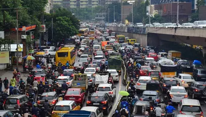 Traffic Jam: హైదరాబాద్లో కుండపోత వర్షం.. ఎక్కడికక్కడ నిలిచిపోయిన వాహనాలు Traffic Jam: హైదరాబాద్లో కుండపోత వర్షం.. ఎక్కడికక్కడ నిలిచిపోయిన వాహనాలు