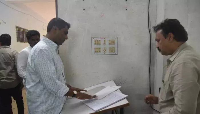 స్ట్రాంగ్ రూమ్ల వద్ద అప్రమత్తంగా విధులు నిర్వహించాలి.. ఎన్నికల అధికారి స్ట్రాంగ్ రూమ్ల వద్ద అప్రమత్తంగా విధులు నిర్వహించాలి.. ఎన్నికల అధికారి