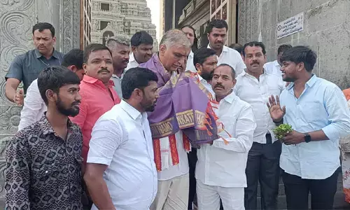 లక్ష్మీనారసింహుడి సన్నిధిలో మాజీ మంత్రి హరీష్ రావు