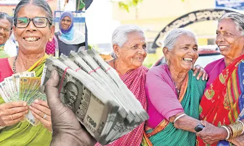 పెన్షన్‌దారులకు భారీ గుడ్ న్యూస్.. సంక్షేమ పథకాల అమలుకు నిధులు విడుదల