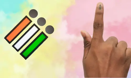 ఎప్పటికీ గుర్తుండిపోవాలని తొలిఓటును వెరైటీగా వేసిన యువకుడు (వీడియో)
