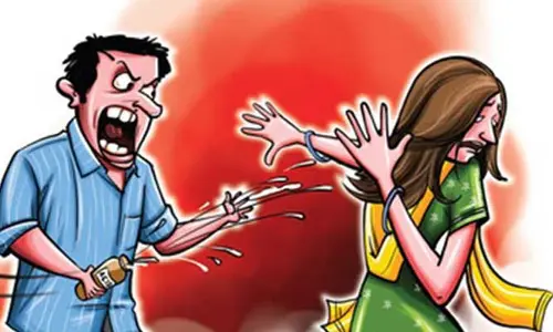 HYD: యూనివర్సిటీలో దారుణం.. విద్యార్థినిపై యాసిడ్ దాడి