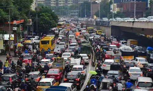 Traffic Jam: హైదరాబాద్‌లో కుండపోత వర్షం.. ఎక్కడికక్కడ నిలిచిపోయిన వాహనాలు