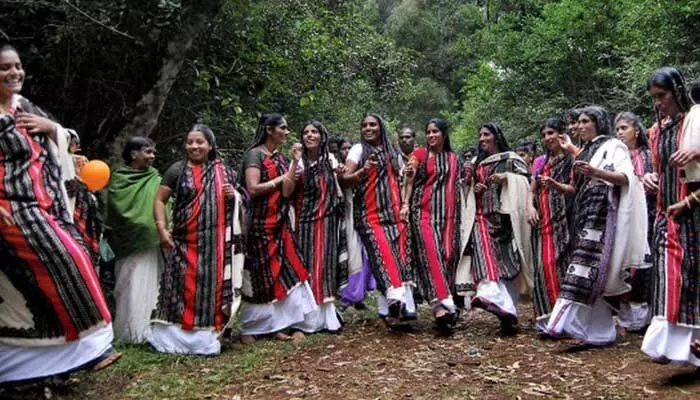 Tribal people: రెండు రాష్ట్రాల్లో ఓటు.. లబ్ధి పొందుతున్న గిరిజనులు.. Tribal people: రెండు రాష్ట్రాల్లో ఓటు.. లబ్ధి పొందుతున్న గిరిజనులు..