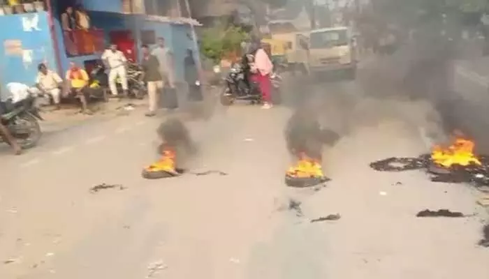 Atrocious: తరగతిగదిలో మూడేళ్ల చిన్నారి మృతదేహం.. నగరాన్ని తాకిన నిరసనల సెగ Atrocious: తరగతిగదిలో మూడేళ్ల చిన్నారి మృతదేహం.. నగరాన్ని తాకిన నిరసనల సెగ