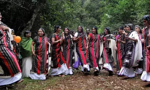 Tribal people: రెండు రాష్ట్రాల్లో ఓటు.. లబ్ధి పొందుతున్న గిరిజనులు..