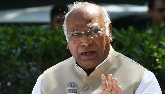 ఇది నా డ్యూటీ. అందుకే రావాల్సి వచ్చింది!.. కాంగ్రెస్ చీఫ్ ఖర్గే ఆసక్తికర వ్యాఖ్యలు ఇది నా డ్యూటీ. అందుకే రావాల్సి వచ్చింది!.. కాంగ్రెస్ చీఫ్ ఖర్గే ఆసక్తికర వ్యాఖ్యలు