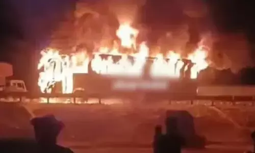 టూరిస్టు బస్సులో మంటలు: 8 మంది సజీవ దహనం