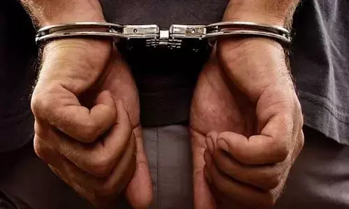 HYD : డ్రగ్స్ దందాలో తండ్రీకొడుకు అరెస్ట్