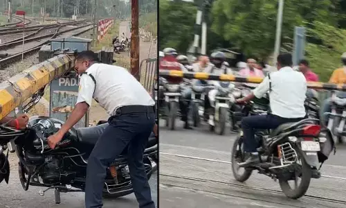 ట్రాఫిక్ పోలీసే రూల్స్ బ్రేక్ చేస్తే ఎలా? రైల్వే గేట్ పడిన బండి దాటించాడు (వీడియో)