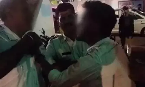 drunker slapped constable: నడిరోడ్డుపై కానిస్టేబుల్‌ను కొట్టిన మందుబాబు.. వీడియో వైరల్