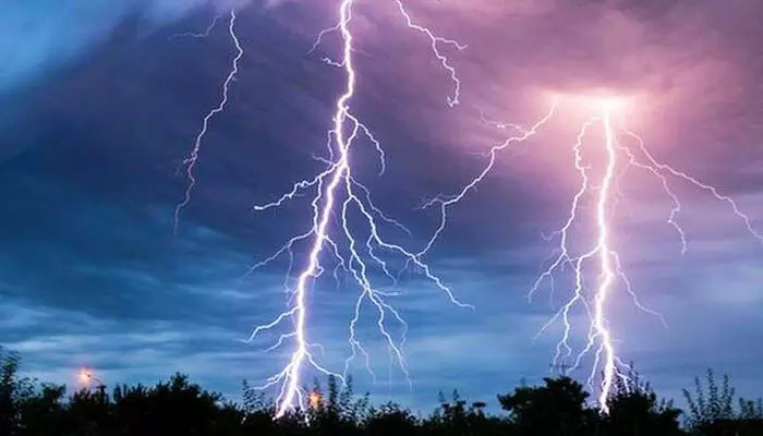 Rain Alert: రాష్ట్రానికి మరోసారి భారీ వర్ష సూచన.. ఆ జిల్లాల్లో భారీగా పిడుగులు పడే చాన్స్! Rain Alert: రాష్ట్రానికి మరోసారి భారీ వర్ష సూచన.. ఆ జిల్లాల్లో భారీగా పిడుగులు పడే చాన్స్!