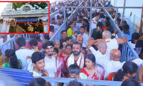 వేములవాడలో భక్తుల రద్దీ.. బ్లాక్‌లో దర్శన టికెట్లు.. ఏడుగురిపై కేసులు నమోదు