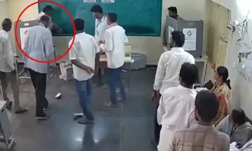 BREAKING: ఈవీఎంలు ధ్వంసం చేసిన ఎమ్మెల్యే పిన్నెల్లి.. సోషల్ మీడియాలో సీసీ టీవీ ఫుటేజ్ వైరల్