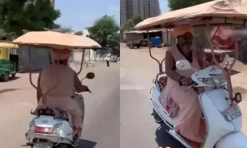 ఆ బాబా తెలివికి హ్యాట్సాఫ్.. స్కూటీ పై ఎండ తగలకుండా ఏం చేశాడో చూడండి..