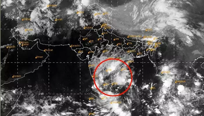 Weather Report: తెలుగు రాష్ట్రాలకు రెయిన్ అలర్ట్.. ఆ జిల్లాల్లో కుండపోత వర్షాలు Weather Report: తెలుగు రాష్ట్రాలకు రెయిన్ అలర్ట్.. ఆ జిల్లాల్లో కుండపోత వర్షాలు